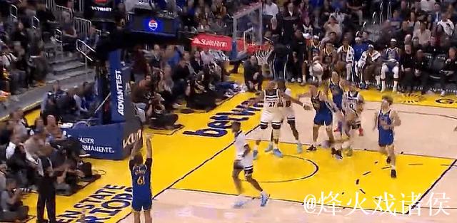 库里背传斯潘塞底角空位三分不中，勇士近3分钟未得分