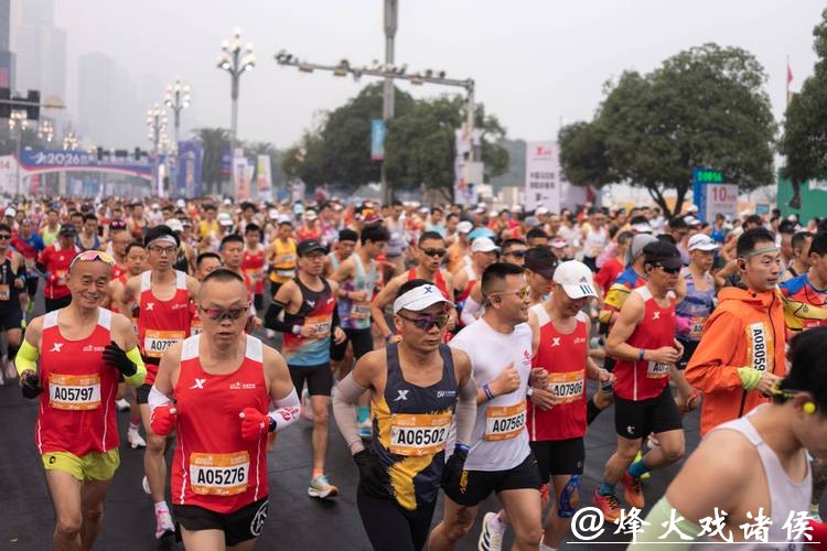 2026重庆马拉松鸣枪开跑 丰配友刷新中国选手赛事纪录